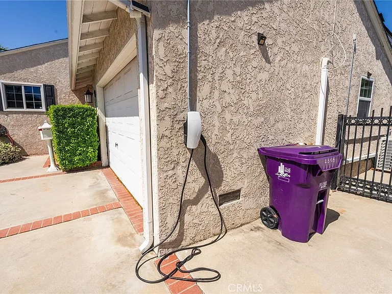2358 Snowden Ave — Photo 3