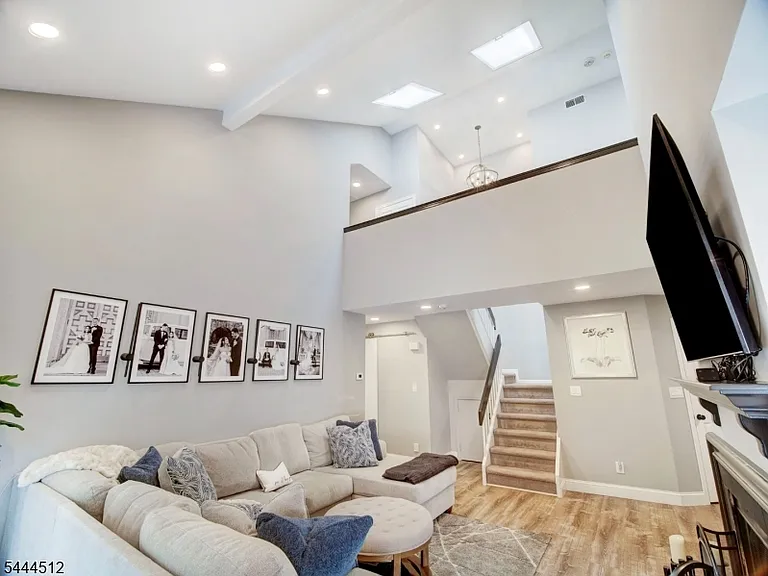 4 Tulip Cres #2B — Photo 6