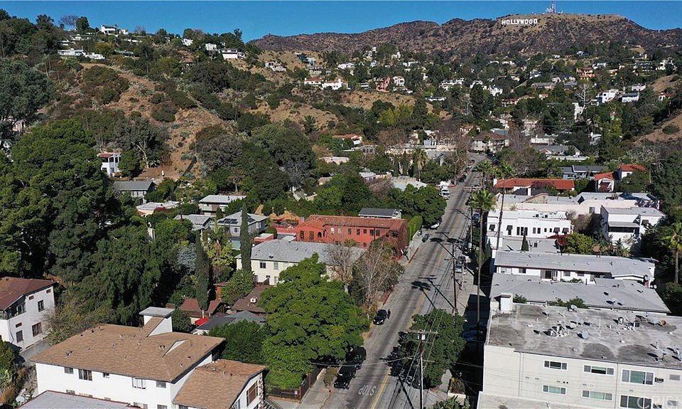 2nd image of 2543 N Beachwood Dr