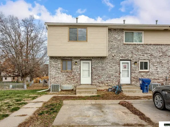 2220 Sandstone Rd, Lincoln, NE 68512