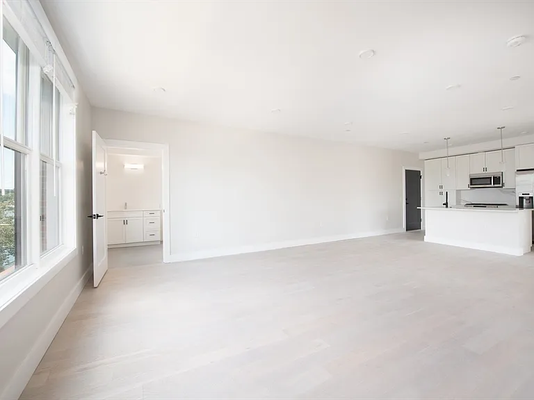 425 Border St #201 — Photo 7
