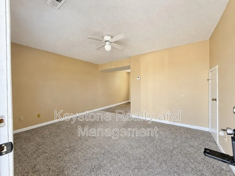 2 bed, 1.0 bath, 975 sqft, $795 — Photo 2