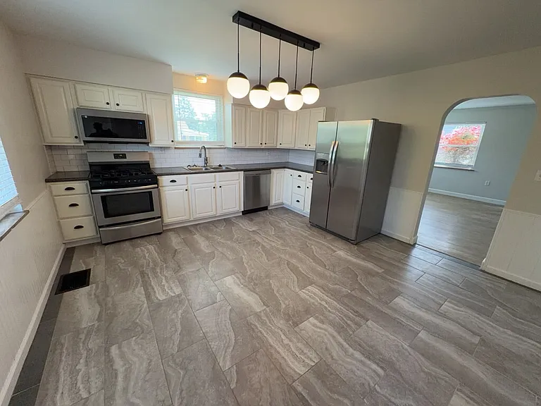 464 Cloverdale Ave — Photo 5