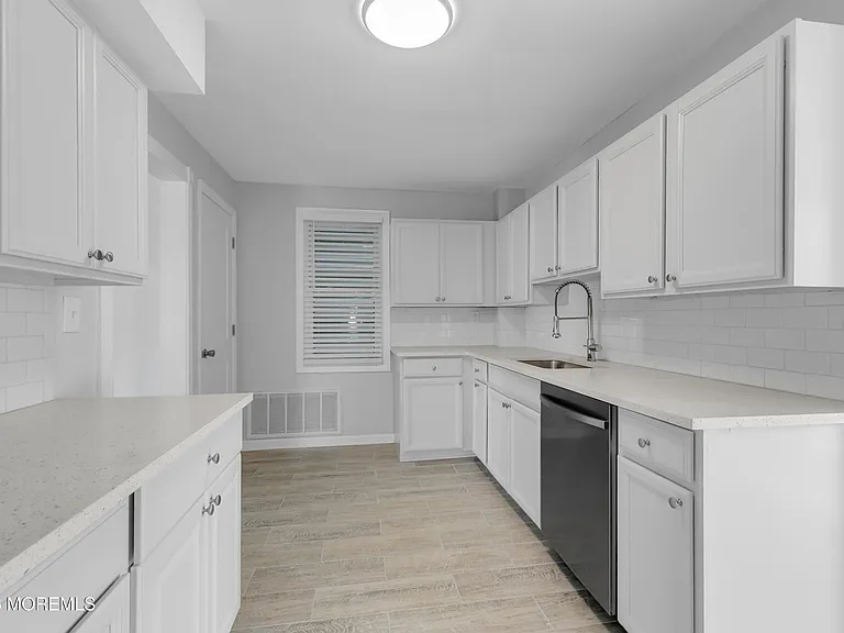 10 NE Church St — Photo 15
