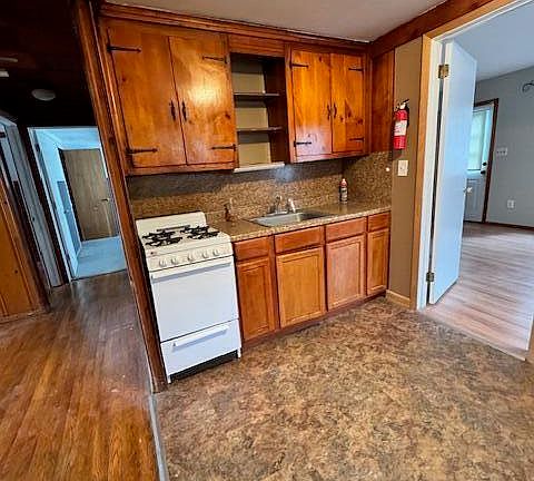 4th image of 1950 Red Cedar St