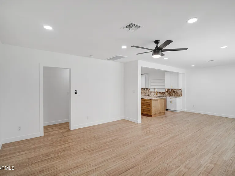 4028 E Edgemont Ave — Photo 15