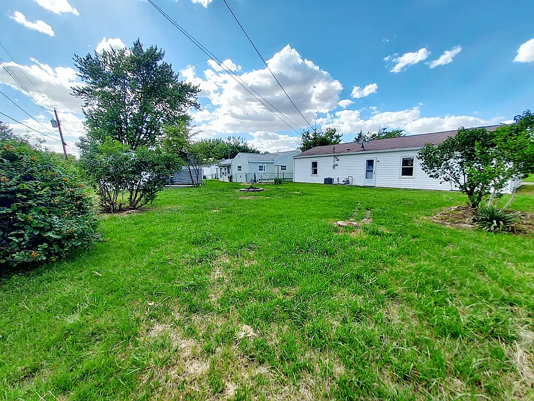 1100 E Sherman St — Photo 23