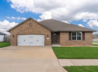 1898 S Lullwood Ave, Springfield, MO 65802