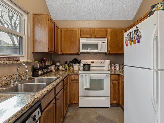 2nd image of 1382 Chinaberry Dr