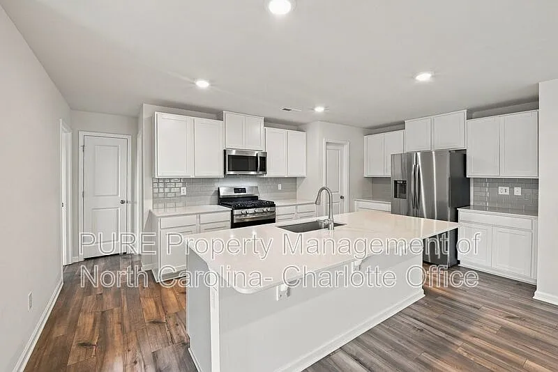 5 bed, 3.0 bath, 2620 sqft, $2,100 — Photo 3