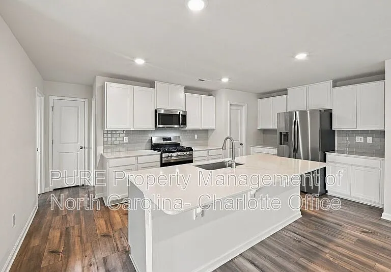 386 Hollingswood Dr — Photo 1