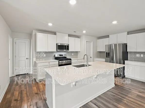 386 Hollingswood Dr, Statesville, NC 28625