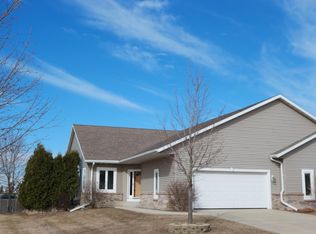 7751 Maple Ridge Rd, Oconomowoc, WI 53066