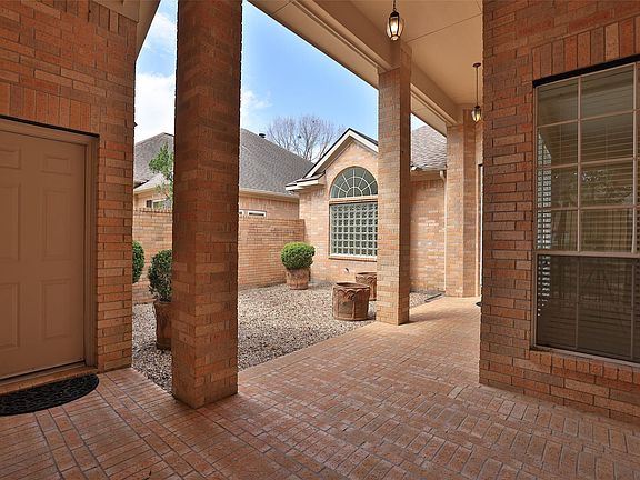 4th image of 31 Surrey Run Pl