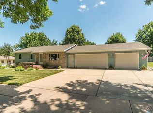 1004 S Dale Dr, Sioux Falls, SD 57110