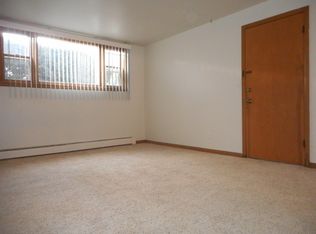 305 C Ave #3, Hiawatha, IA 52233