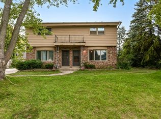 2208 Crown Point Dr #2210, Racine, WI 53402