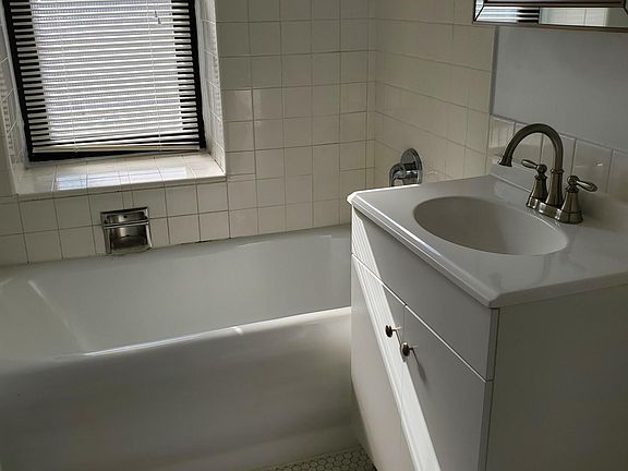 2nd image of 1102 N Dearborn St #1725