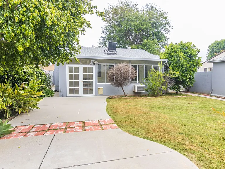 8129 Darby Ave — Photo 24