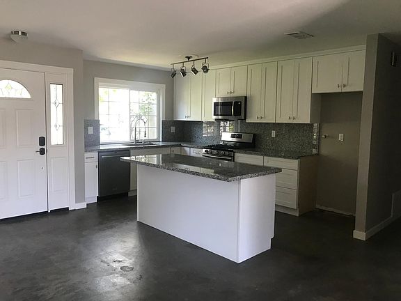 2nd image of 3907 Thornhill Dr