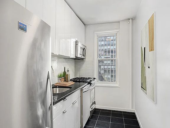 5th image of 350 E 30th St APT 5V