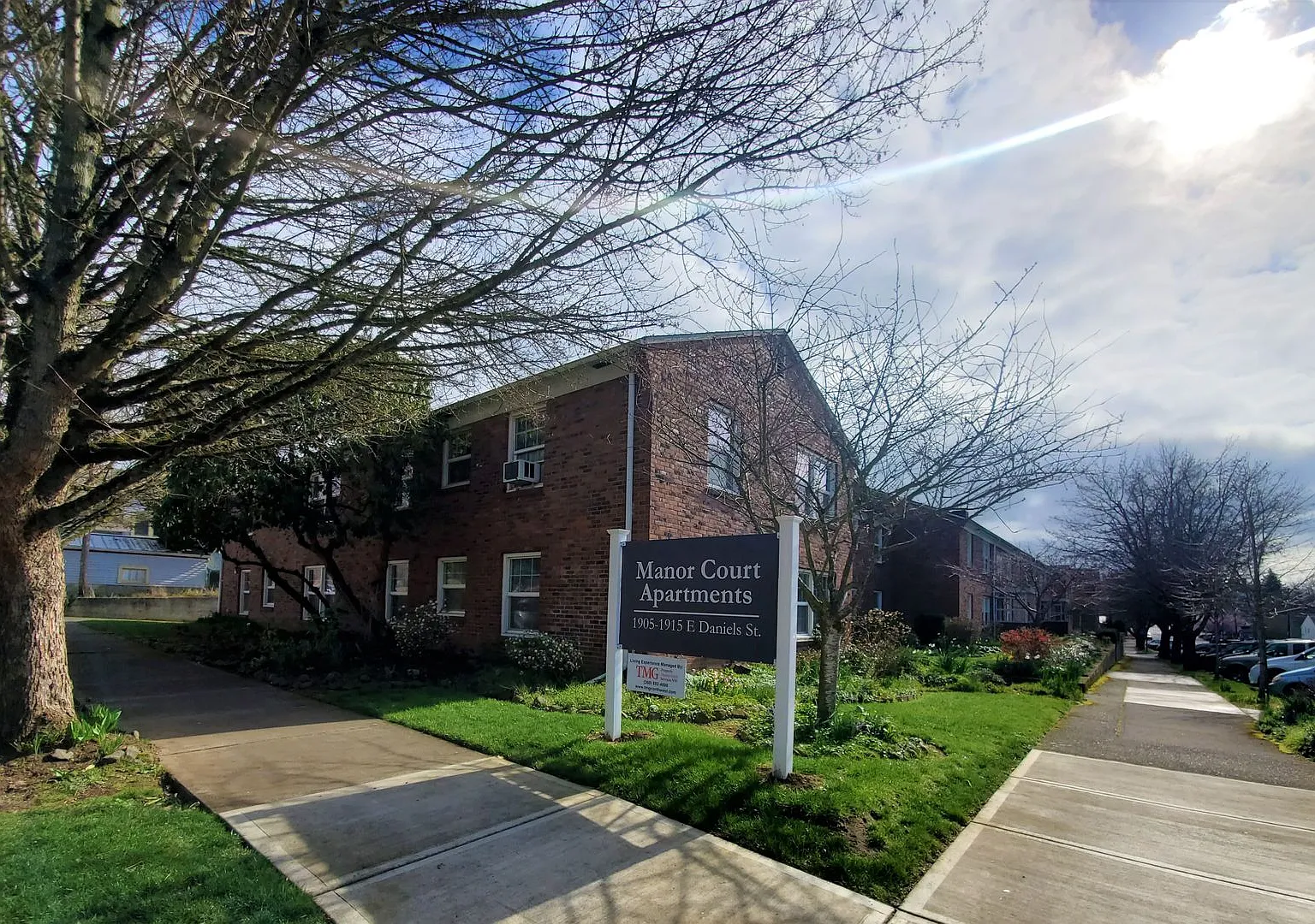 Manor Court Apartments — Photo 1