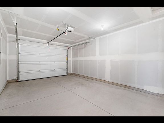 3rd image of 925 SE Starview Ave