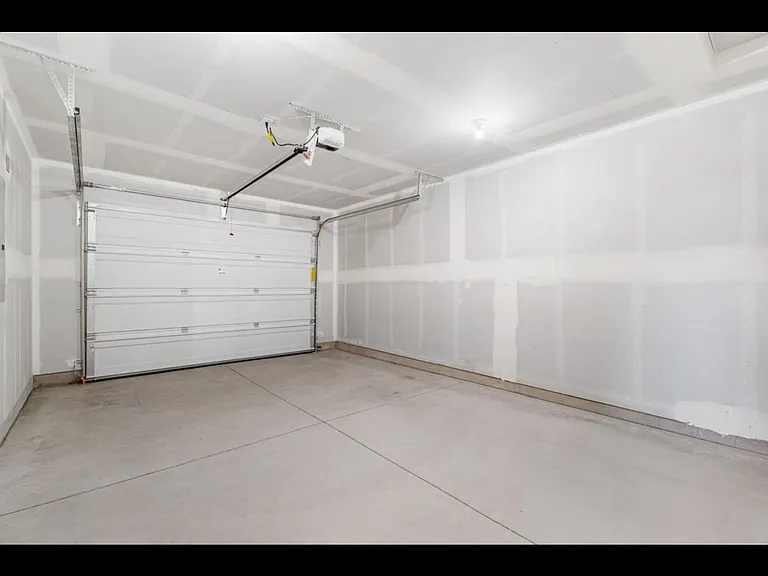 925 SE Starview Ave — Photo 3