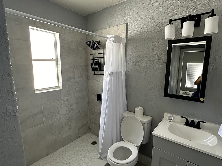 8102 N Newport Ave #B — Photo 6