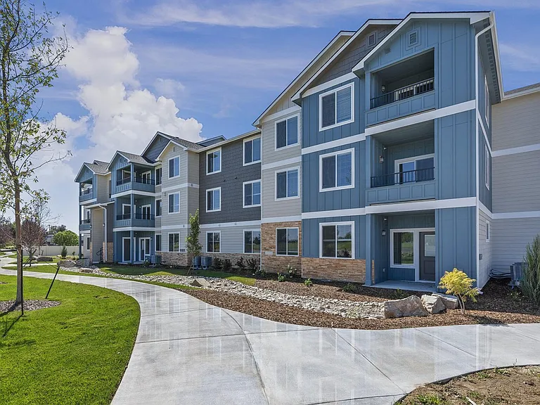 The Summit Apartments — Photo 4
