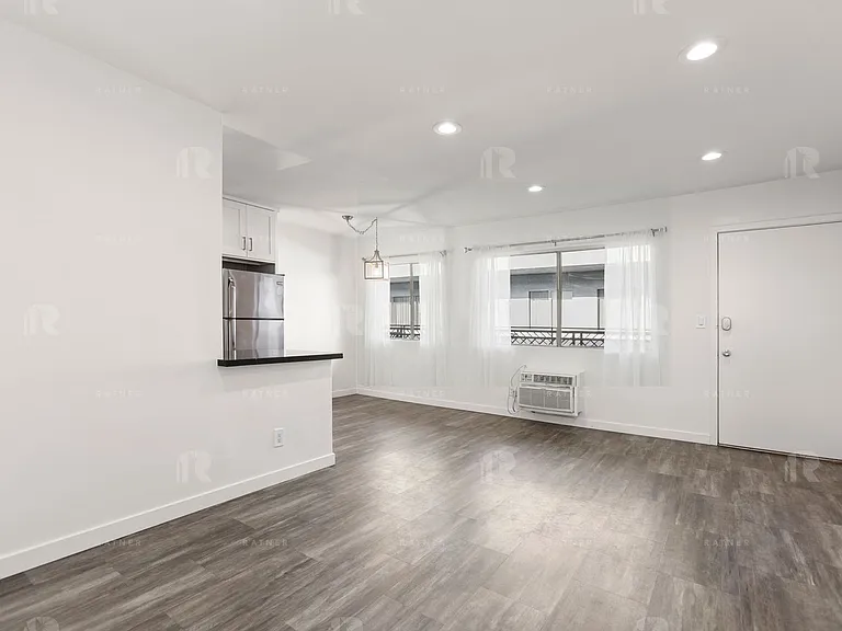 (AR/GA/YO:B) 7259 Willoughby Avenue — Photo 4
