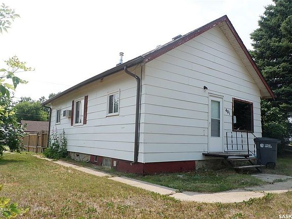 3rd image of 401 3rd Ave W