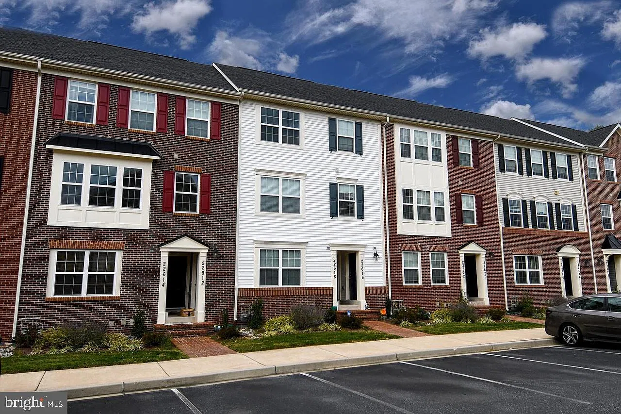 3 bed, 2.0 bath, 1253 sqft, $2,499 — Photo 2