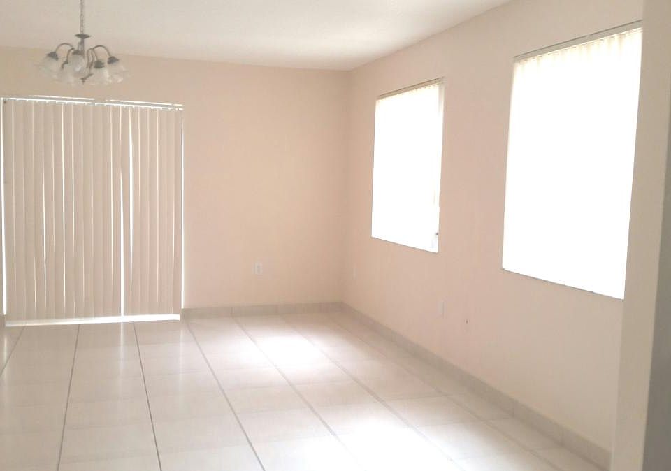 MUY VENTILADA Y MUCHA LUZ , TILE NUEVO LAMPARA EN LA SALA