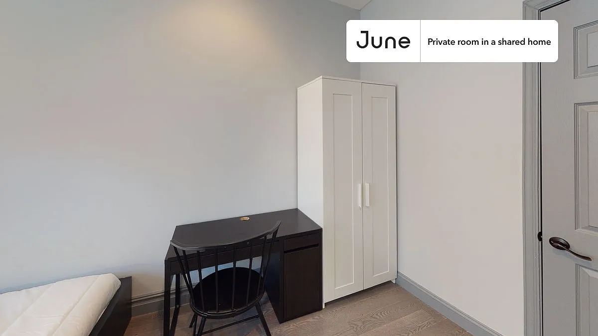 Queen bedroom in 3 bed/1 bath home in East Village #572 C — Photo 3