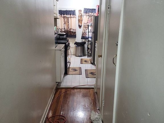 5th image of 964 E 229th St