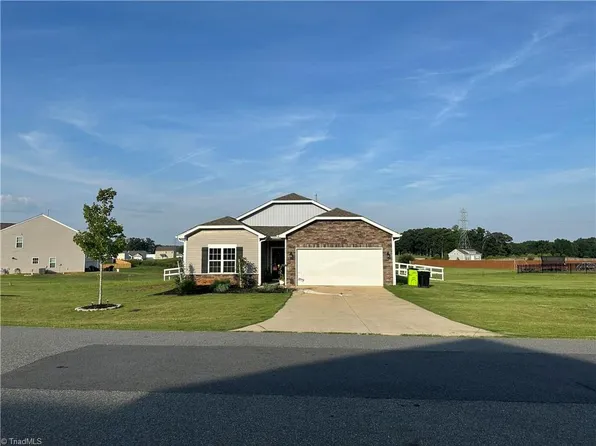 437 Altavista Dr, Clemmons, NC 27012