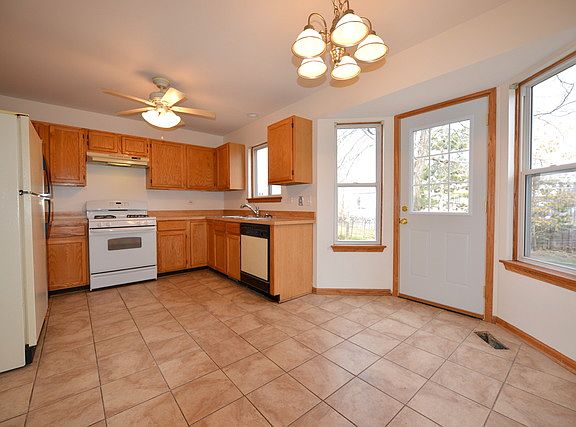 5th image of 984 Fox Chase Dr