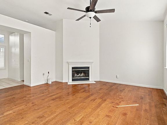 3rd image of 1824 Rail St