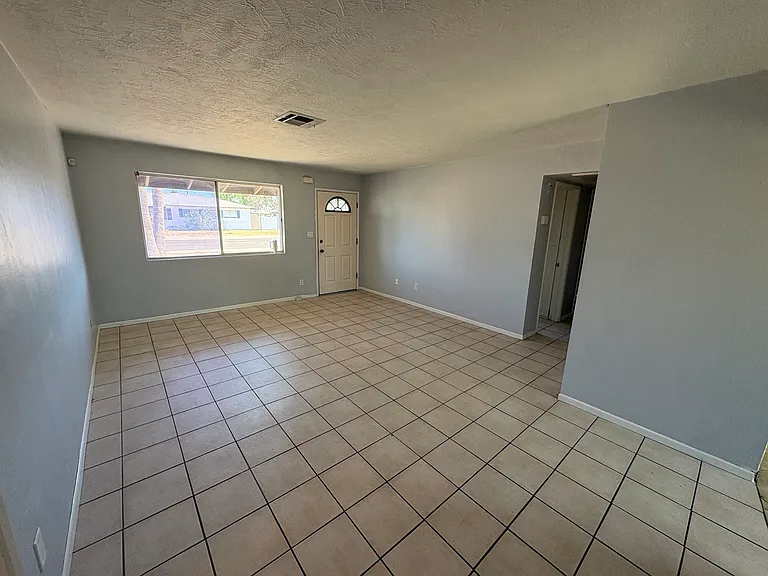 1208 W Laird St — Photo 2