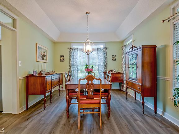 5th image of 208 Chateau Ln