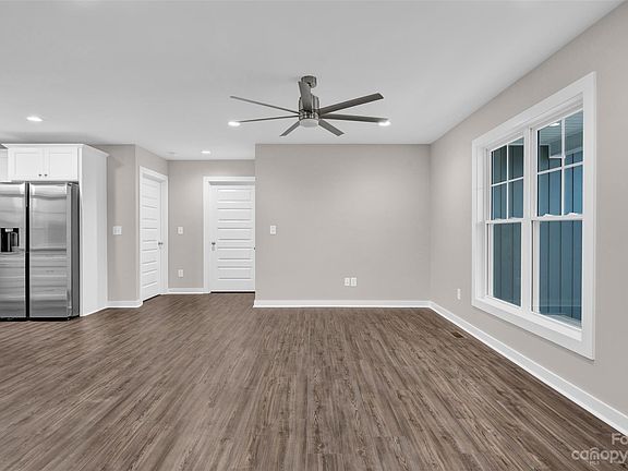 5th image of 106 E Dundee Ct