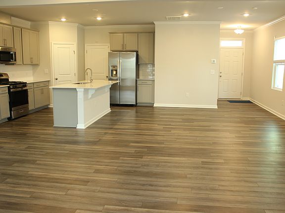 3rd image of 320 Garden Vine Trl