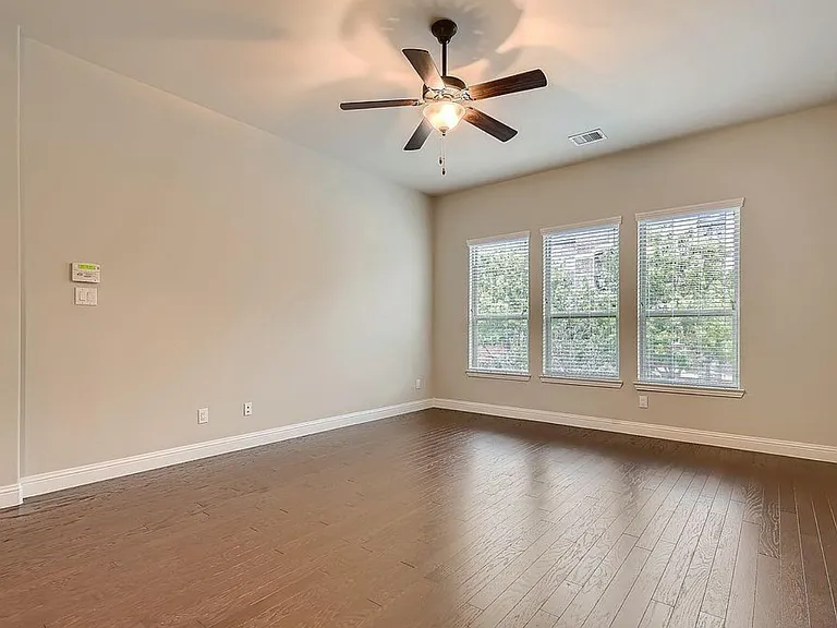 4113 Broadway Ave — Photo 12