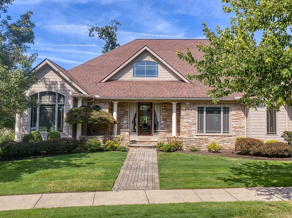 282 W Edinburgh Dr, Highland Heights, OH 44143