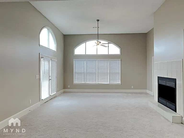 4015 Golfview Dr — Photo 2