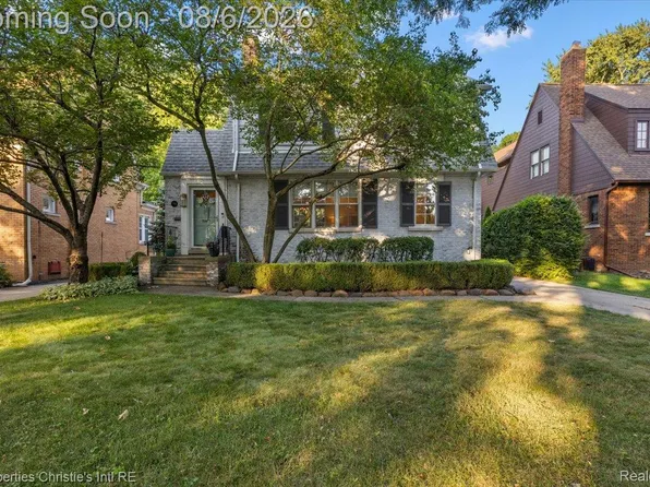 788 Rivard Blvd, Grosse Pointe, MI 48230