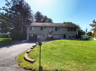 7 Greenway Dr, Glenville, NY 12302