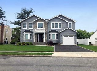 33 Lewis Ln, Syosset, NY 11791