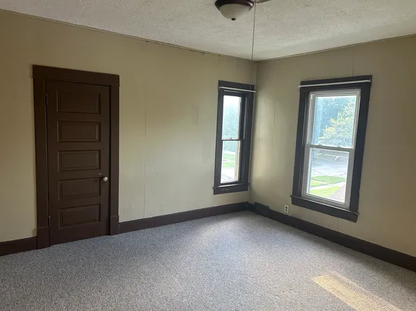 726 S 3rd St #1/2, Hoopeston, IL 60942